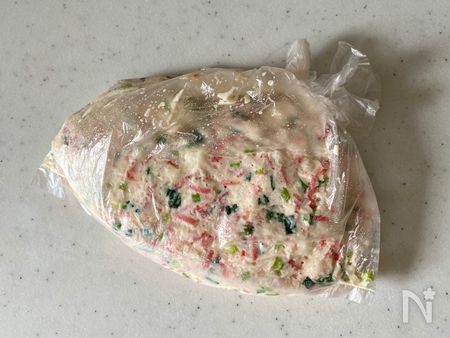 ポリ袋に食材と調味料を入れ、よく揉む。