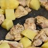 【鶏もも肉とじゃがいものバジルソース炒め】炒めて絡めるだけ!の工程4