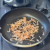 【出汁まで激うま】えび香るネギ豚うどんの工程2