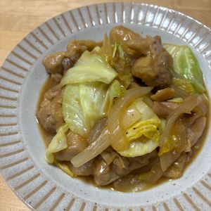 ぴの作ってみた!投稿(新玉と春キャベツと鶏のコンソメレモンバター炒め)