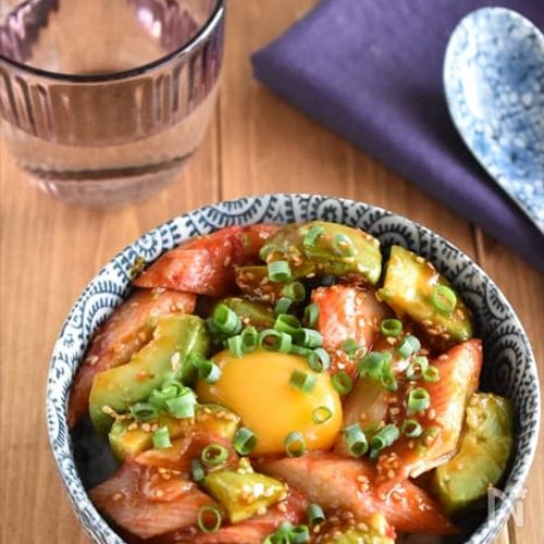 【アボカドとカニカマのユッケ丼】美味しすぎておかわりしたい!