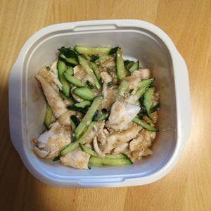 天丼かぁちゃんの作ってみた!投稿(レンジで蒸し鶏♪きゅうりのゴマたっぷり中華サラダ♪♪)
