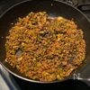 子供も食べやすい!切って炒めるだけ「小松菜のタコライス」の工程3