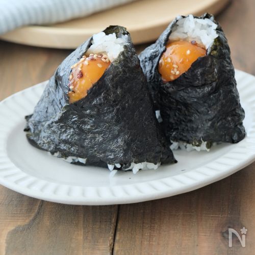 麻辣卵黄おにぎり