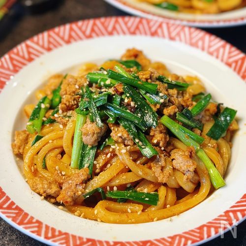 【豚ひき肉とニラの担々風焼きうどん】濃厚辛味噌が麺に絡む♡