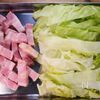 たっぷりレタスと焦がしベーコンの和風黒胡椒炒め😋の工程1