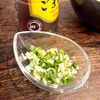 ねぎ塩ダレで食べる「ねぎとろカニカマ丼」の工程1
