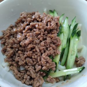 りぃの作ってみた!投稿(豚ひき肉を具材に！いつもとひと味違う冷やし中華)