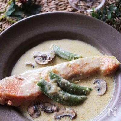 フライパンで簡単♪カレー風味が美味しい♡鮭のカレークリーム煮