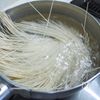 やっぱり夏は素麺で「ふんわり卵のカニカマ素麺炒め」の工程2