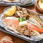 切って包んで蒸すだけ！『フライパンDE塩鮭のホイル焼き』