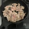 【豚バラとオクラのにんにくマヨポン炒め】こってり美味しい♪の工程2