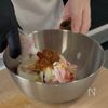 漬けて焼くだけ。【豚肉の味噌スタ丼】の工程1