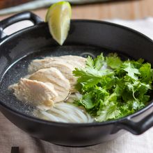塩麹でうまみを出した【鶏むね肉のフォー】ヘルシーで優しい味
