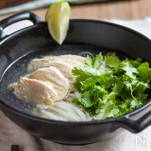 塩麹でうまみを出した【鶏むね肉のフォー】ヘルシーで優しい味