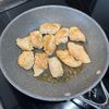 ワンパンで簡単♩《鶏肉ともやしのふわたま炒め》の工程2