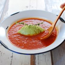 アボカドを食べる、トマトスープ。
