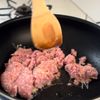 【箸が止まらない！】豆苗とひき肉のオイスター炒めの工程1