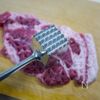 鹿児島産黒豚で作る「肉厚ピカタ」の下準備