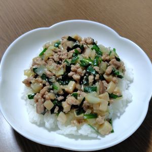 めぇの作ってみた!投稿(10分で完成！【肉ニラ丼】)