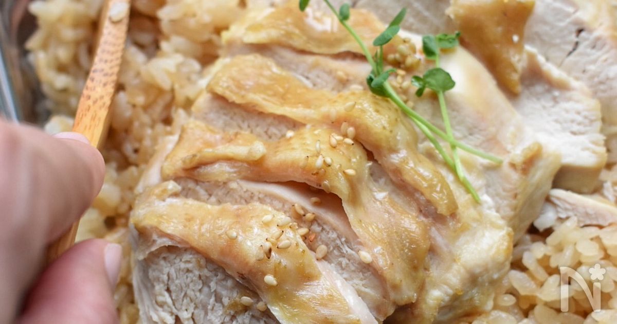 鶏胸肉丸ごと使用♡旨味たっぷり♡海南チキン風炊き込みご飯♡