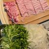 ぱぱっと簡単！焼いて和えるだけ「新玉ねぎのカリカリ豚サラダ」の工程1
