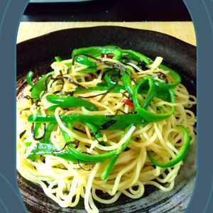 チョロリスの作ってみた!投稿(お酒とともに♪ピーマンと塩こんぶのぺペロン焼きそば)