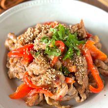 ワンパンで簡単！元気になれる【豚肉とパプリカの甘辛炒め】