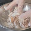 特製ネギソースで油大さじ1の衣ザクザク♪ウイグル風油淋鶏の工程1