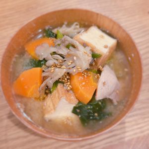 ミルクの作ってみた!投稿(厚揚げと小松菜と舞茸のごま味噌スープ【#包丁不要】)