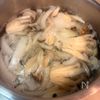 自然な甘みがたまらない♡新玉としめじの味噌汁の工程1