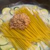 ワンパンで完成♪ツナとズッキーニのレモンクリームパスタの工程2