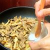 疲れた日は【豚肉としめじの甘辛炒め】で決まり!の工程4