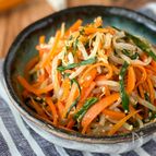 レンジで簡単！抱えて食べたい♡もやしと人参とニラの3色ナムル