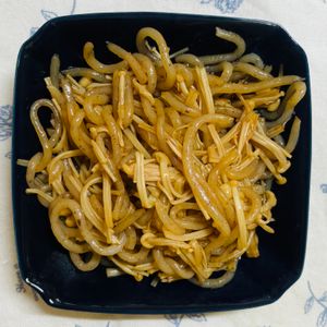 チョビの助の作ってみた!投稿(シャキシャキ食感が美味しい「糸こんにゃくとエノキのすき炒め」)