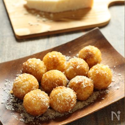 外はかりかり中はとろ〜り！卵チーズ焼きおにぎりボール