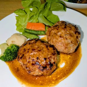joe sanの作ってみた!投稿(甘辛醤油だれで♪牛ひき肉の蒸しバーグ)