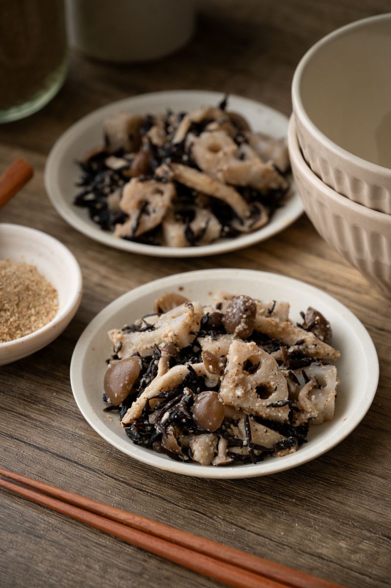 ひじき入り レンコンとぶなしめじの塩麴ごま和え | レシピサイトNadia