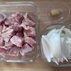 鶏もも肉と新玉ねぎのしょうが照り焼きの工程1