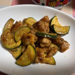 ゆっこの作ってみた!投稿(ご飯がすすむ！鶏肉とズッキーニのマヨポン炒め)