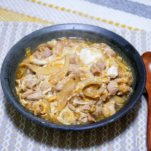 夫婦二人で食べる親子丼煮大盛り（親子丼でいただきます）