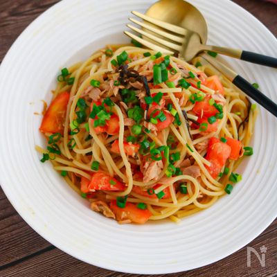 超簡単茹でたら混ぜるだけ！トマトとツナの和風パスタ
