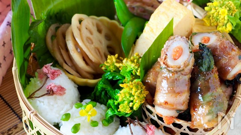 ボリューム満点！明太ちくわの豚肉巻き＊だし巻き玉子の花籠弁当