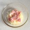 レンジで簡単！とろ〜りチーズリゾット【5分】の工程1