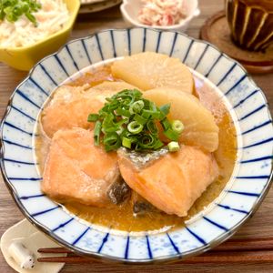 のりのり🐾🎀🤍の作ってみた!投稿(【余った白味噌で作る♡】鮭大根の白味噌出汁バター煮)