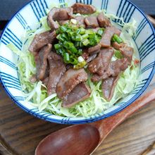 豚タン細切り丼