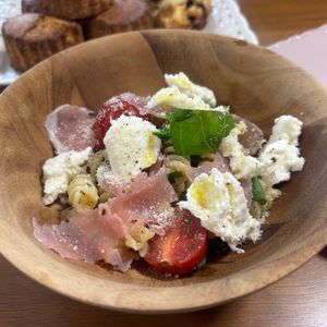 こむぎの作ってみた!投稿(トマトとモッツァレラのオーリオバジルのサラダパスタ)