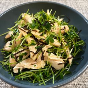 楽ラク手抜キッチン🐶🐾の作ってみた!投稿(チキンと豆苗の塩昆布和え♩調味料1つ！シンプル！包丁不要3分)