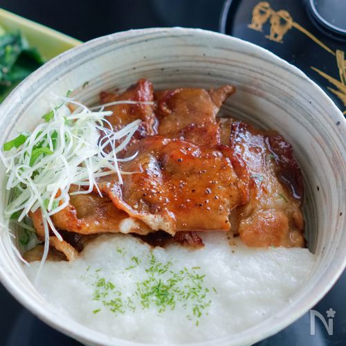【とろろ豚丼】炭火焼き風のたれで！