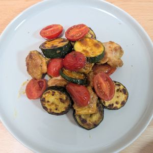 ゆいの作ってみた!投稿(【鶏ズッキーニのトマトカレー炒め】夏野菜×スパイシー♪)